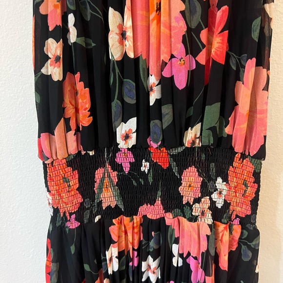 Black Floral, Polyester and rayon pleated dress with elastic waist, sz medium - Picture 2 of 5